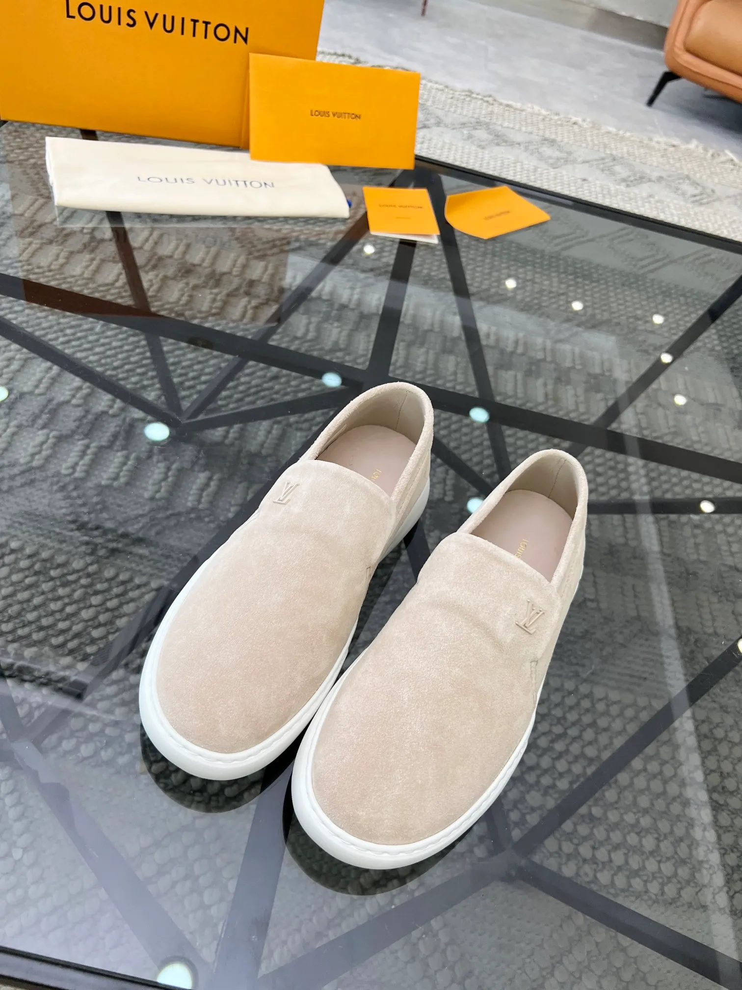 Factory price: 520💰 LV🔍Top purchasing agent🇮🇹 Road The most popular sneakers are available at the same time in the super popular sports shoe counters. The uppers are made of Italian original imported cowhide fabric. The classic and generous layout is a must-have for fashionistas. The complex craftsmanship is perfectly reproduced. The imported soft water-dyed cowhide lining is padded. The soles are: original soles specially provided by the factory. The exclusive foamed molded soles are super comfortable. The original factory follows the order. 🔍🔍High quality. You can go in and out of the counter at will. Welcome to compare. Size 39-45 (38 can be ordered)